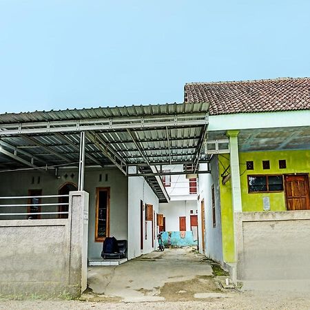 Oyo Life 92222 Sahabat Kost Syariah Pacitan Hotel Exterior photo