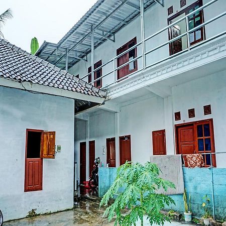 Oyo Life 92222 Sahabat Kost Syariah Pacitan Hotel Exterior photo