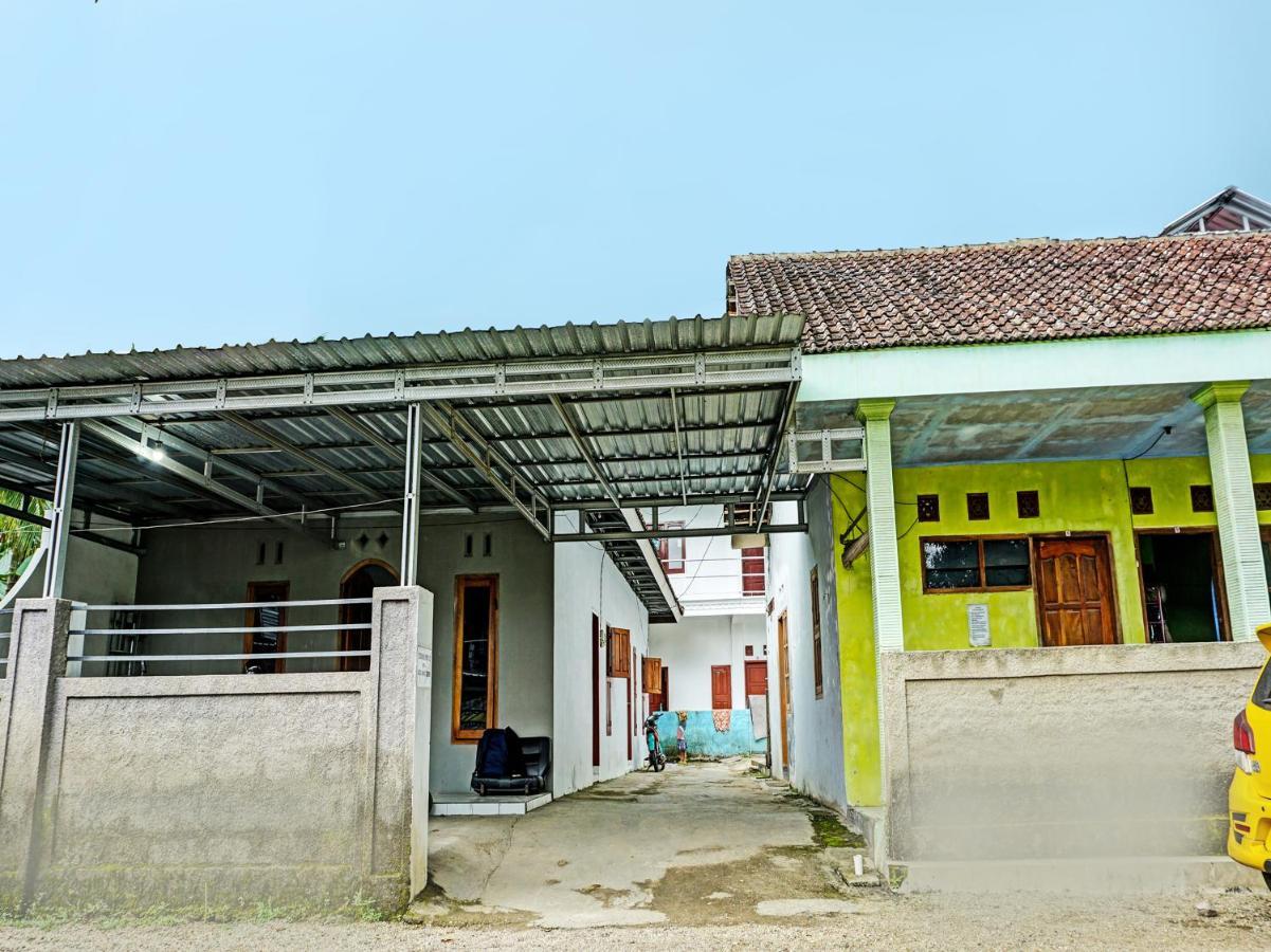 Oyo Life 92222 Sahabat Kost Syariah Pacitan Hotel Exterior photo