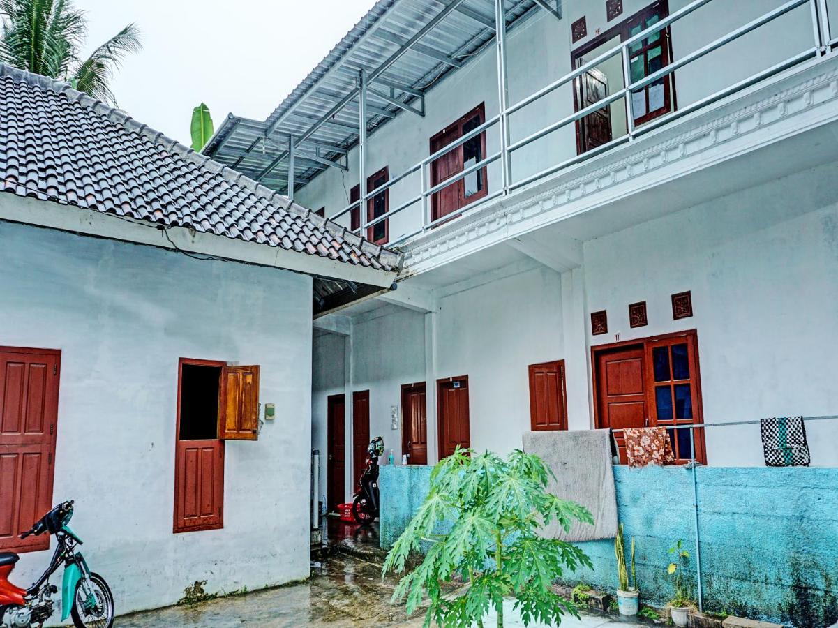 Oyo Life 92222 Sahabat Kost Syariah Pacitan Hotel Exterior photo