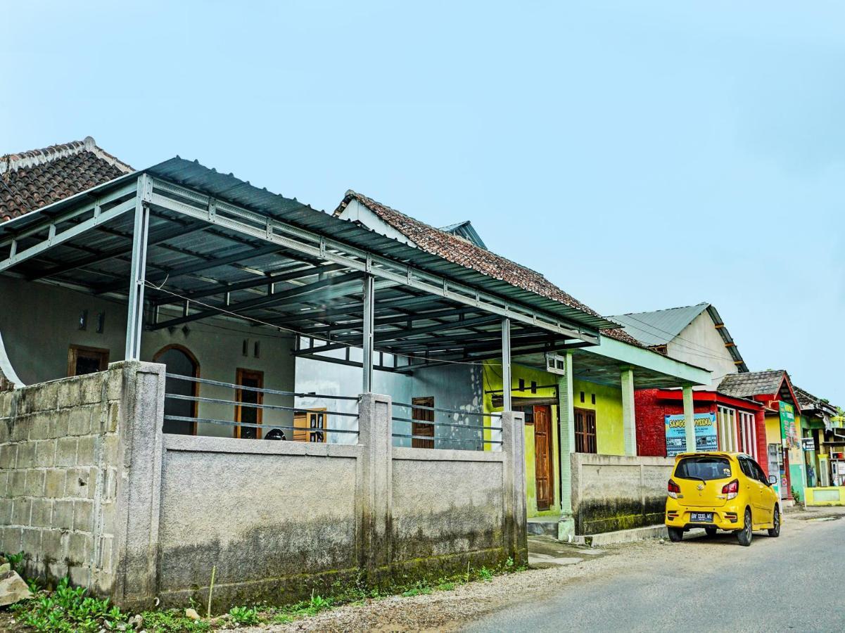 Oyo Life 92222 Sahabat Kost Syariah Pacitan Hotel Exterior photo