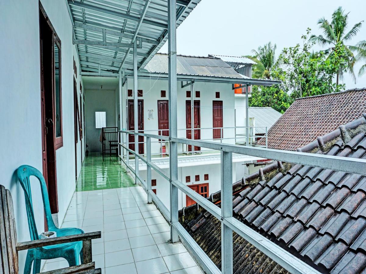 Oyo Life 92222 Sahabat Kost Syariah Pacitan Hotel Exterior photo